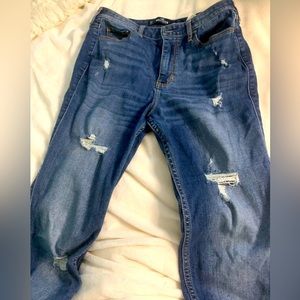 Hollister. Gently worn. Distressed raw hem ultra high rise. Classic stretch. 9S